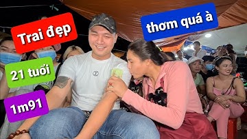 DIVA Cát Thy sung sướng hôn TRAI ĐẸP cao 1m91 mua Bánh tráng trộn