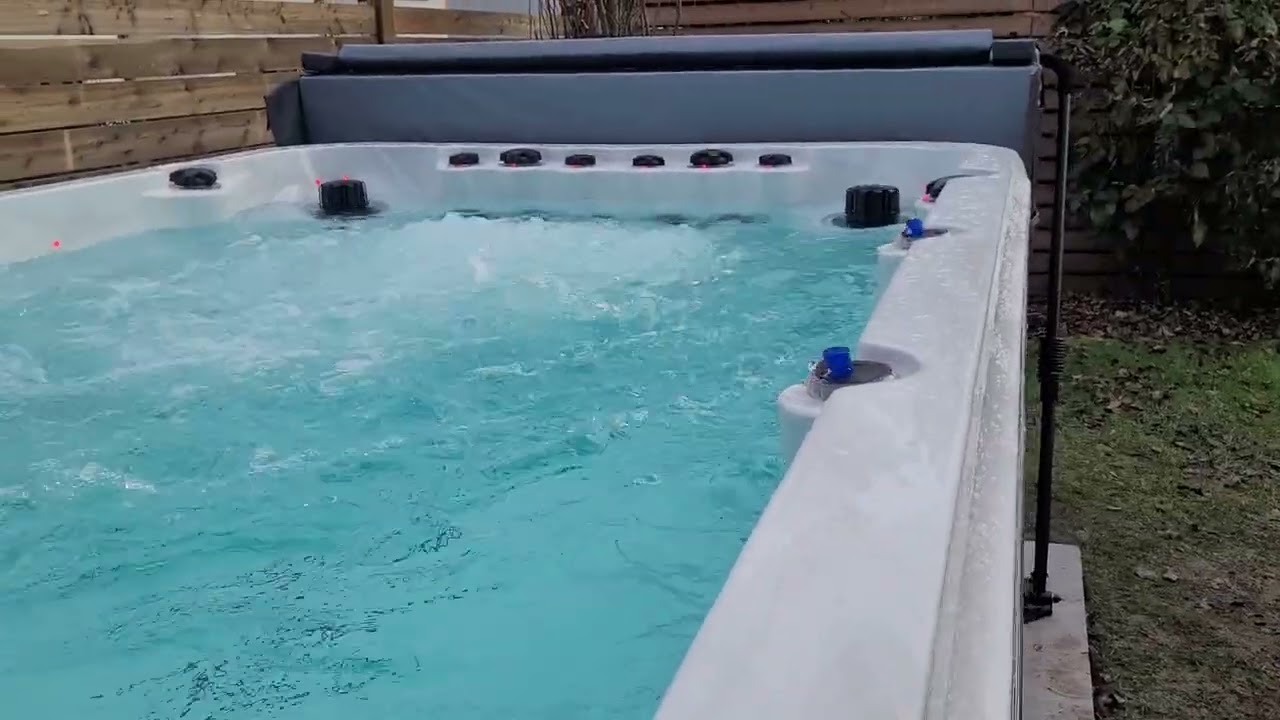 Swim spa Passion Spas Activity 1 s tepelným čerpadlem XC Heat Pump a držáky termokrytů