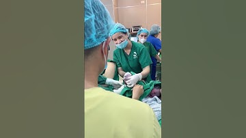 Bố được tự tay cắt dây rốn cho em bé nè