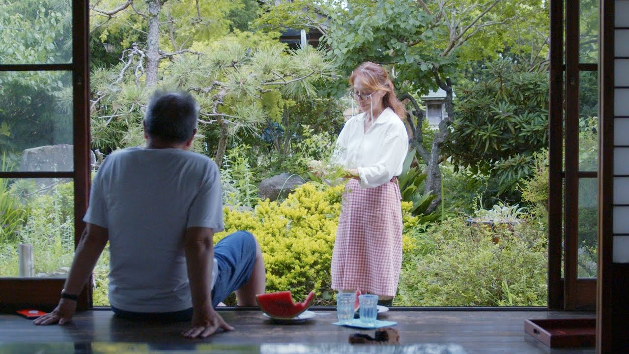 Летние дни. Пара живет, не мешая друг другу.