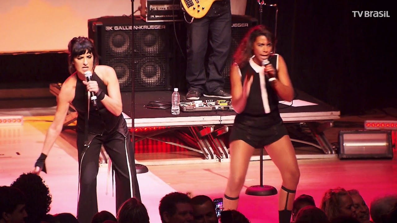 Fernanda Abreu canta a clássica Rio 40 Graus no Cena Musical