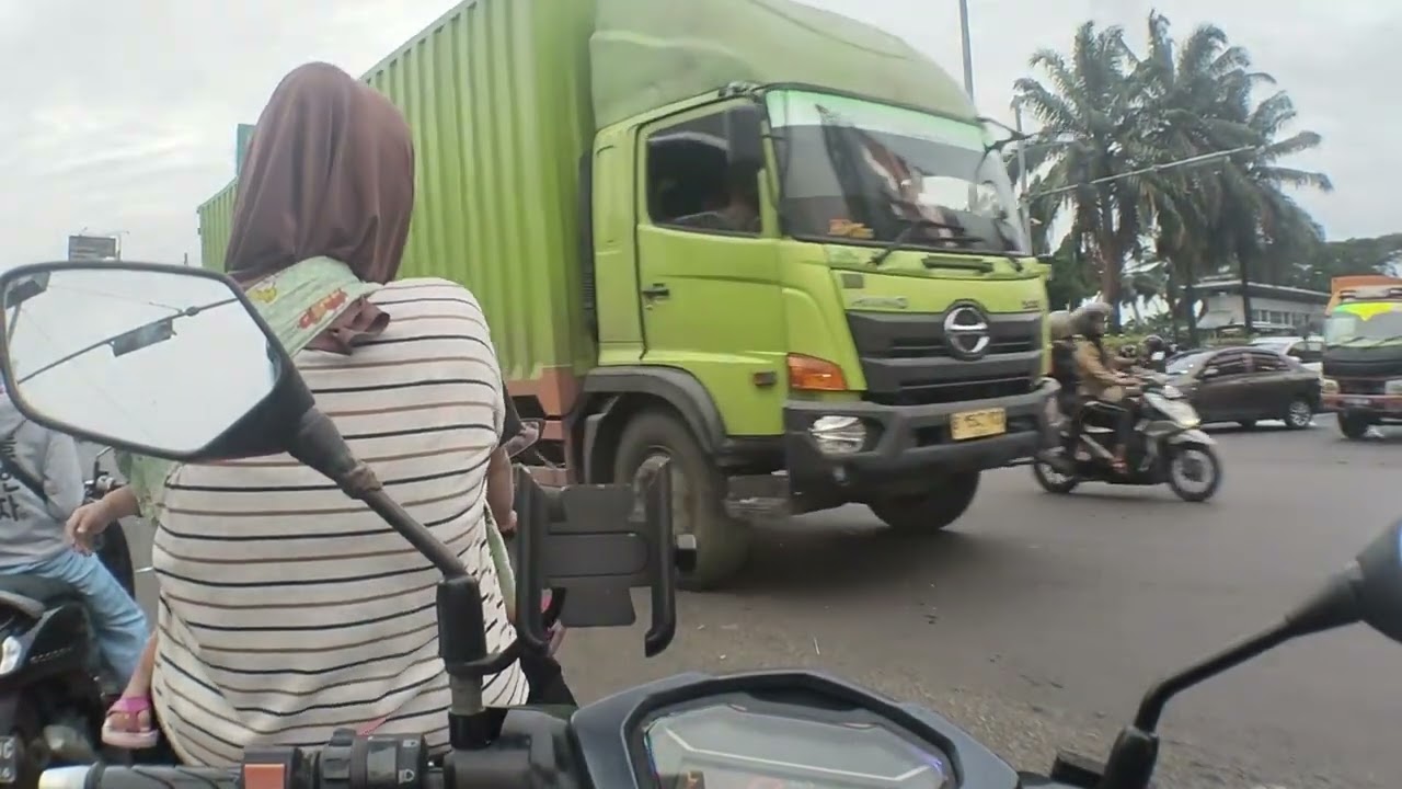 Jalan Ke Transera melewati kota Harapan Indah Bekasi