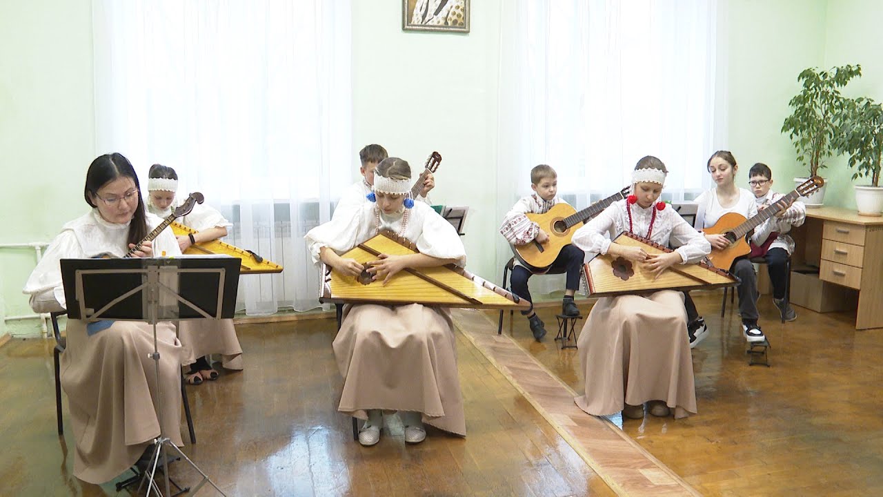 В Ростове Ярославской области ребята играют на гуслях - YouTube
