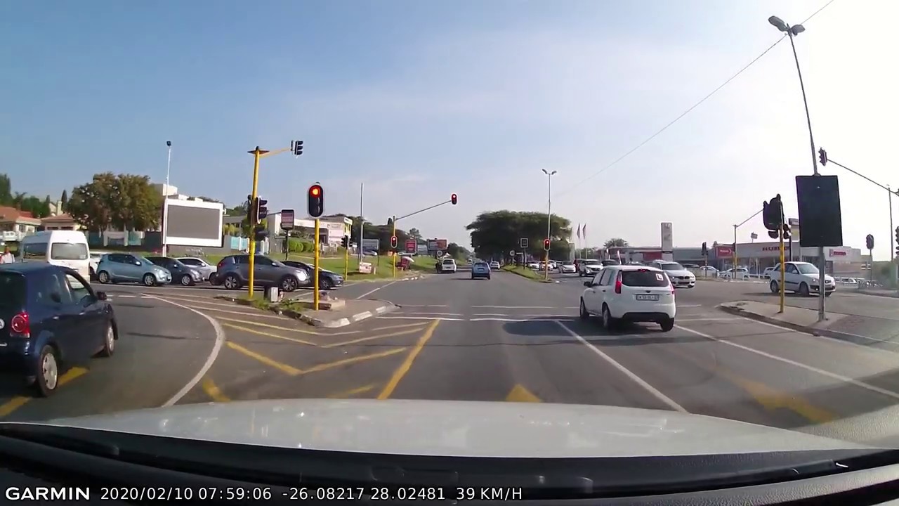 Driver Ignores Red Traffic Light - YouTube