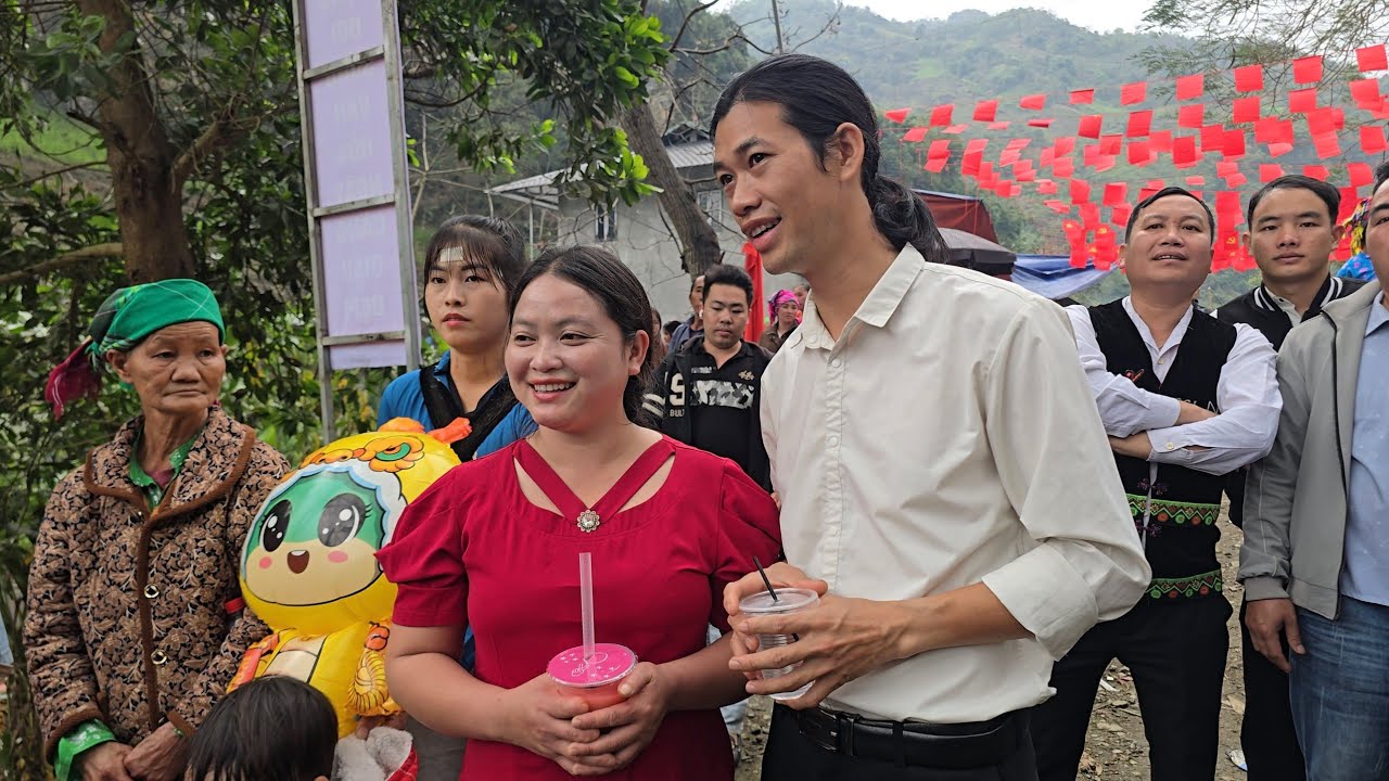 The single mother and fisherman, with radiant smiles on their faces, are enjoying the competition.