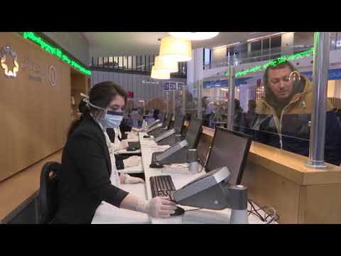 თბილისის იუსტიციის სახლში მომსახურების სივრცის მაგიდებზე მინის დამცავ ბარიერებს ამონტაჟებენ