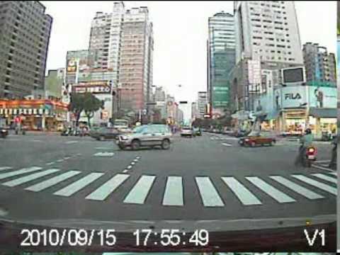 [行車紀錄器]20100915 小黃當著交警面前逆向迴轉  交警無可奈何.mp4