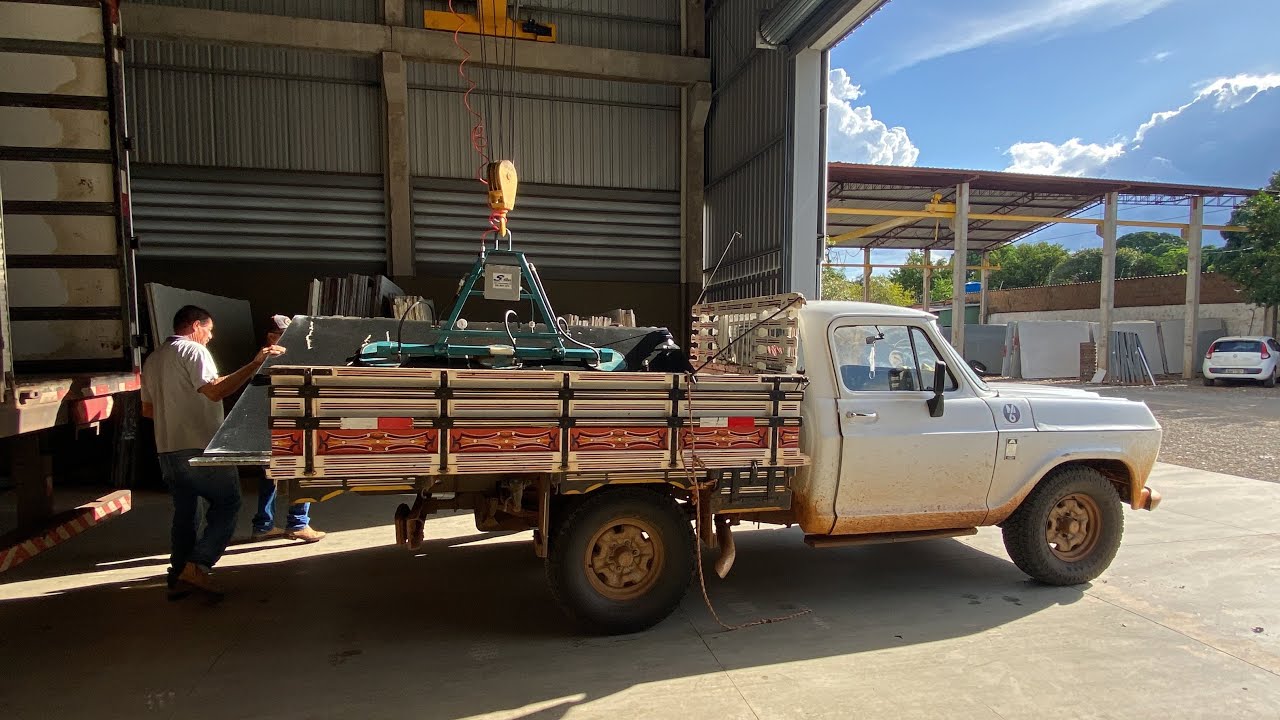 CARREGANDO 1000KG NA D10 COM MOTOR PERKINS