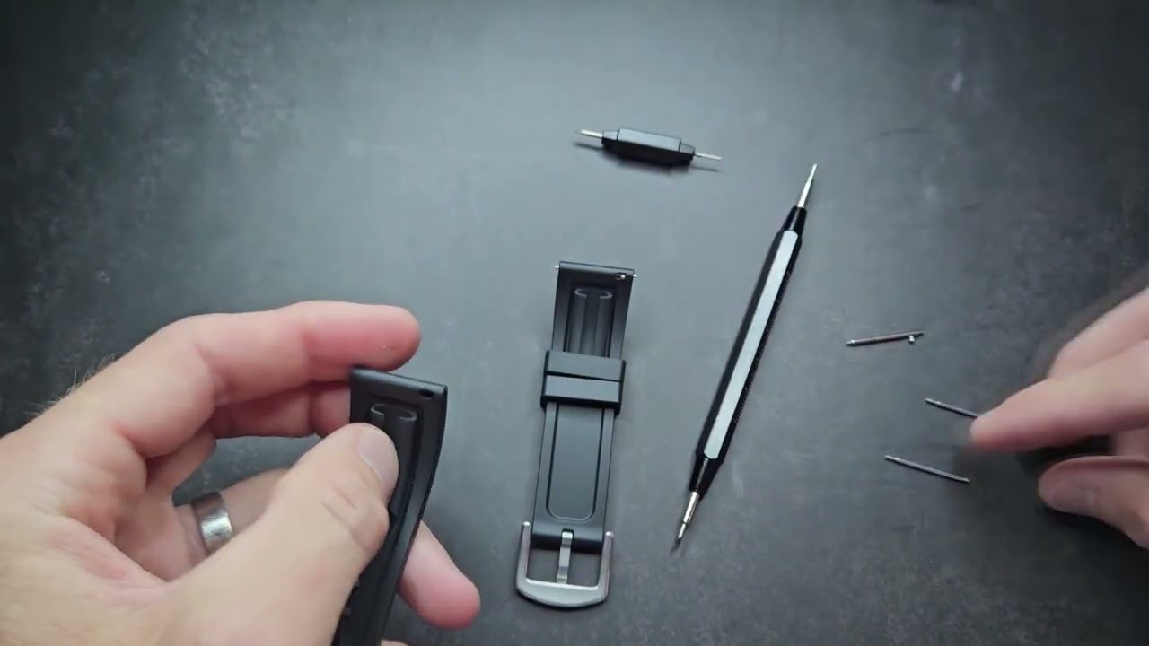 Guarda How to install and remove quick release spring bars on your watch strap su YouTube Guarda How to install and remove quick release spring bars on your watch strap su YouTube