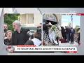 Γωγώ Μαστροκώστα: Συντετριμμένος ο Τραϊανός Δέλλας στην κηδεία της, ντυμένος στα μαύρα, με άσπρη γενειάδα και κατεβασμένο το κεφάλι