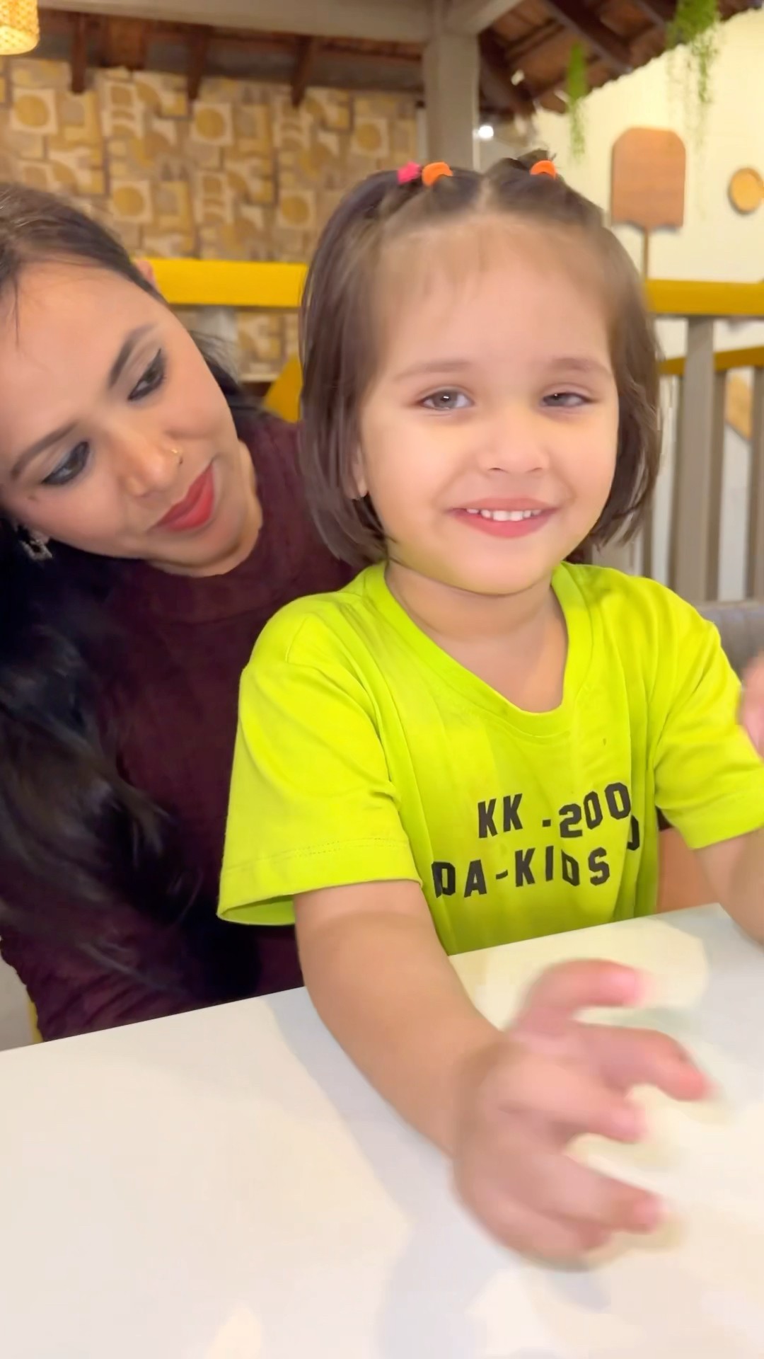 Vedika ko Amaira didi ne chocolate di ☺️☺️