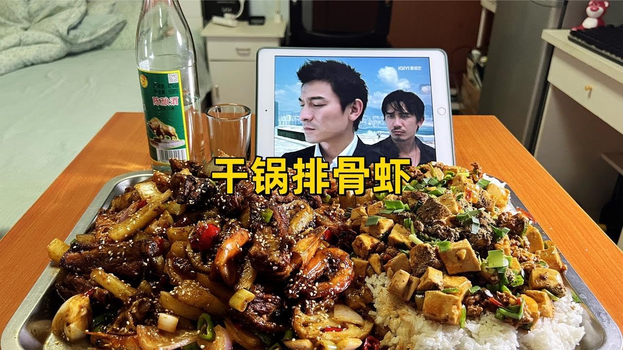 下班一个人花50RMB在上海出租屋啃排骨吃大虾，干饭的快乐真的爽【小岳来了】