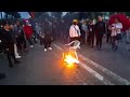 Studentët i përgjigjen Ramës, djegin karrigen në Bulevard