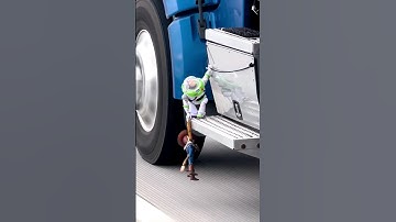 Toy Story WOODY e BUZZ LIGHTYEAR Fugindo do Andy 😂 #toystory #shorts