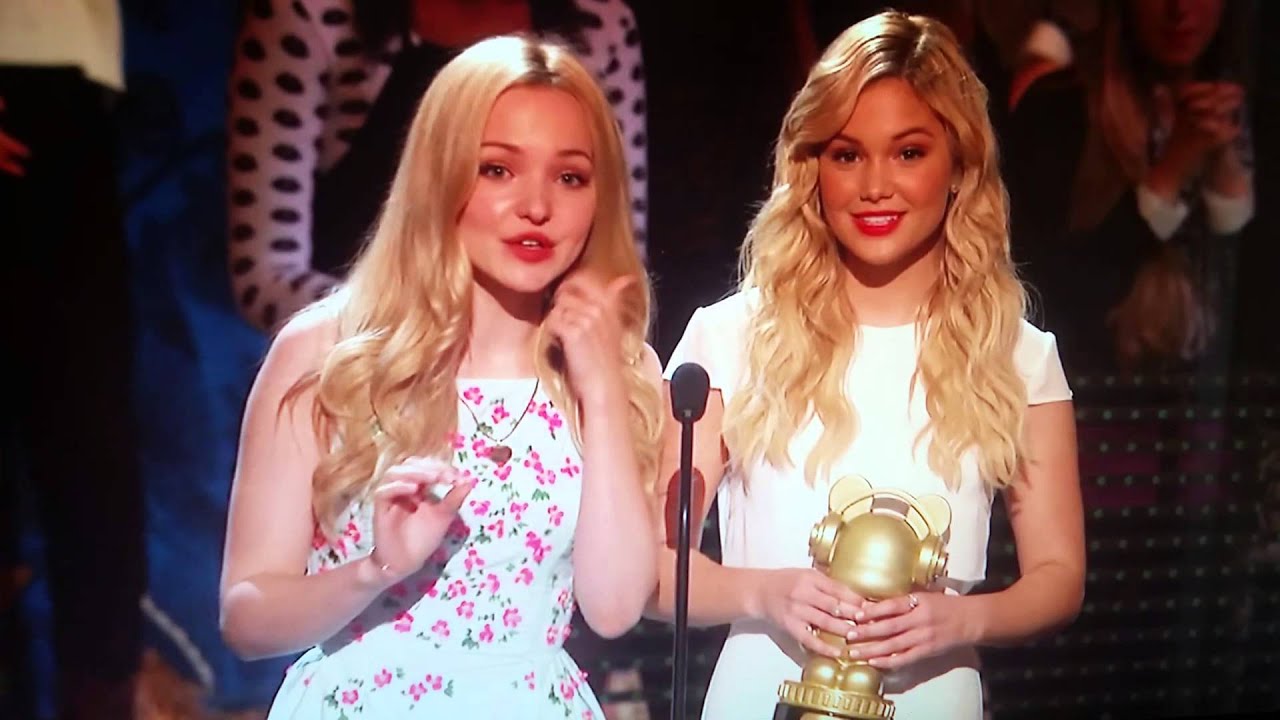 Olivia Holt Presenting An Award At The 2015 RDMAs