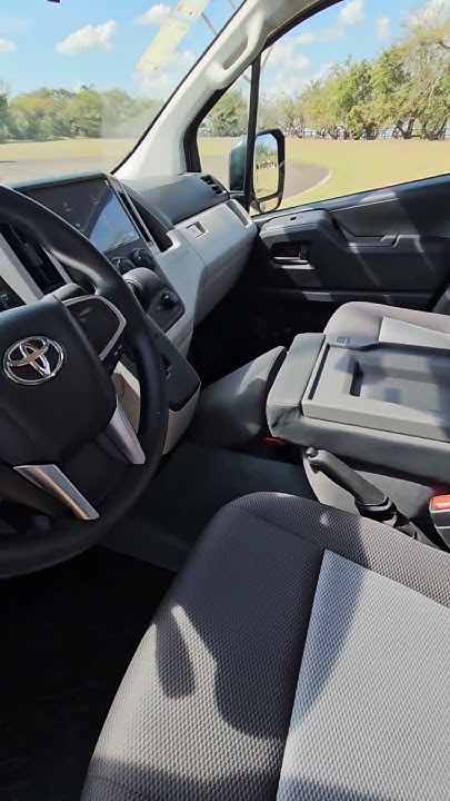 Toyota entra numa nova categoria. 16 lugares e motor de Hilux, é isso mesmo?