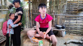 Take my sister to school - Go to the forest to pick up snails to sell | Ly Dinh Quang