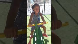 Menina Brincando No Parquinho