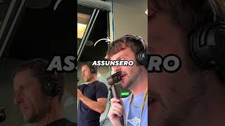 Conosci il motivo geniale dietro questi piccoli microfoni sparsi per il campo?