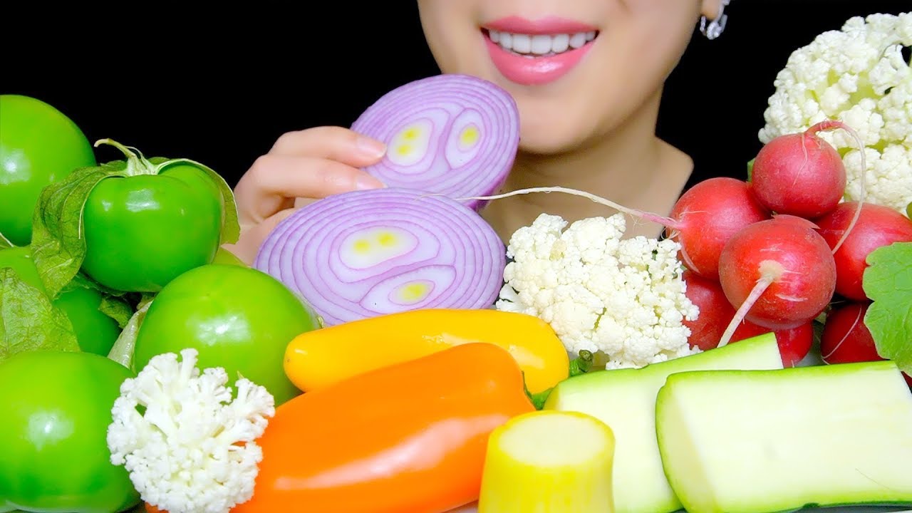 RAW VEGGIE PLATTER ASMR (RAW ONION, TOMATILLO, RADISHES, CAULIFLOWER) | TracyN ASMR