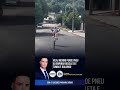 Menino perde pneu ao empinar bicicleta e tombo é dolorido