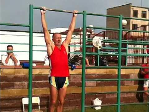 Сколько подтягиваний рекорд. Рекорд подтягивания на перекладине. Сколько подтягиваний рекорд. Сколько подтягиваний рекорд. Мировой рекорд подтягиваний на турнике.