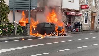 Así fue el incendio de un coche en Galicia este sábado