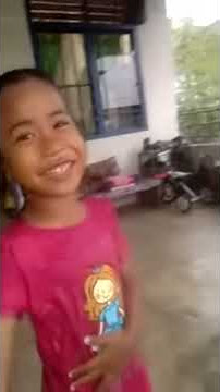 Azka dan Azkia Sedang Mandi Hujan