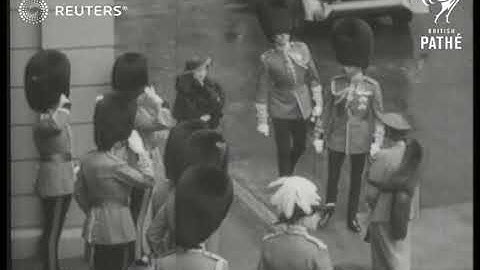 Koninklijke familie woont herdenkingsdienst bij voor koning George V in Wellington Barracks (1937)