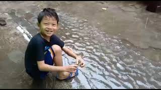 Download Lagu biarkan lah anak2 bahagia dgn cara nya tersendiri #imajinasi anak #bermain hujan MP3