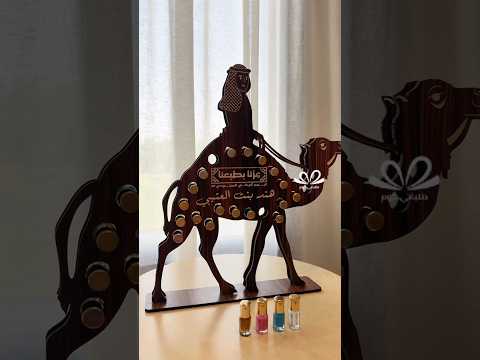 ستاند الجمل بهوية اليوم الوطني مع توزيعات 22 تولة مسك