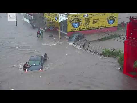 Mujer se va por alcantarilla tras inundaciones en Culiacán