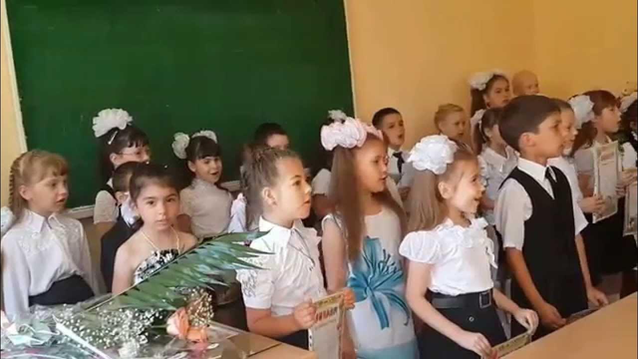 звонок 1 б. звонок 1 б. девочки на школьной линейке. плакат. 1 класса 1 б 22 школа.