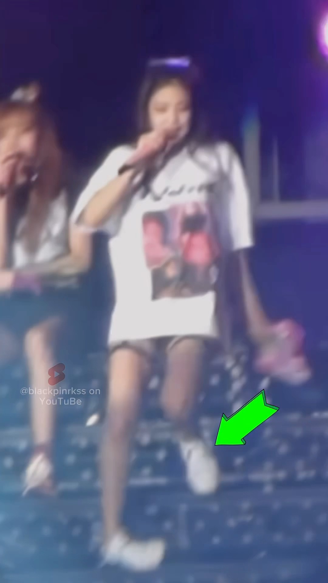 Jennie accidentally fell on stage, making the members panic!! #blackpink #jisoo #jennie #rosé #lisa
