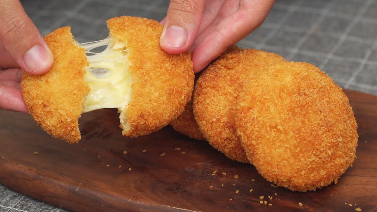 Nugget keju renyah berwarna keemasan dengan keju lumer yang menggoda