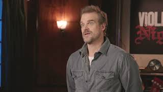 Una Notte Violenta e Silenziosa | David Harbour vi invita al cinema