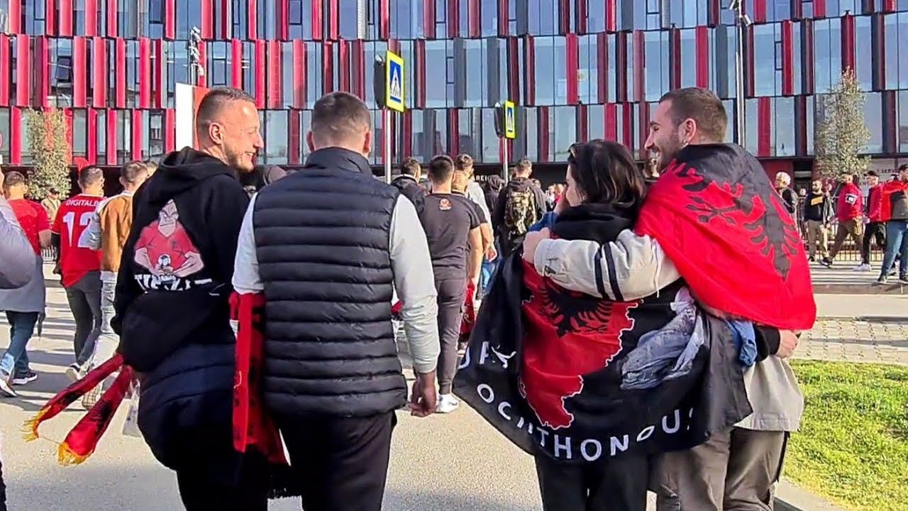 Shqiperi vs Gjeorgji. Tifozat Kuq e Zi Ndezin Atmosferen Perpara Ndeshjes