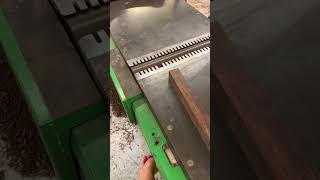木工機械の刃を研ぐ。