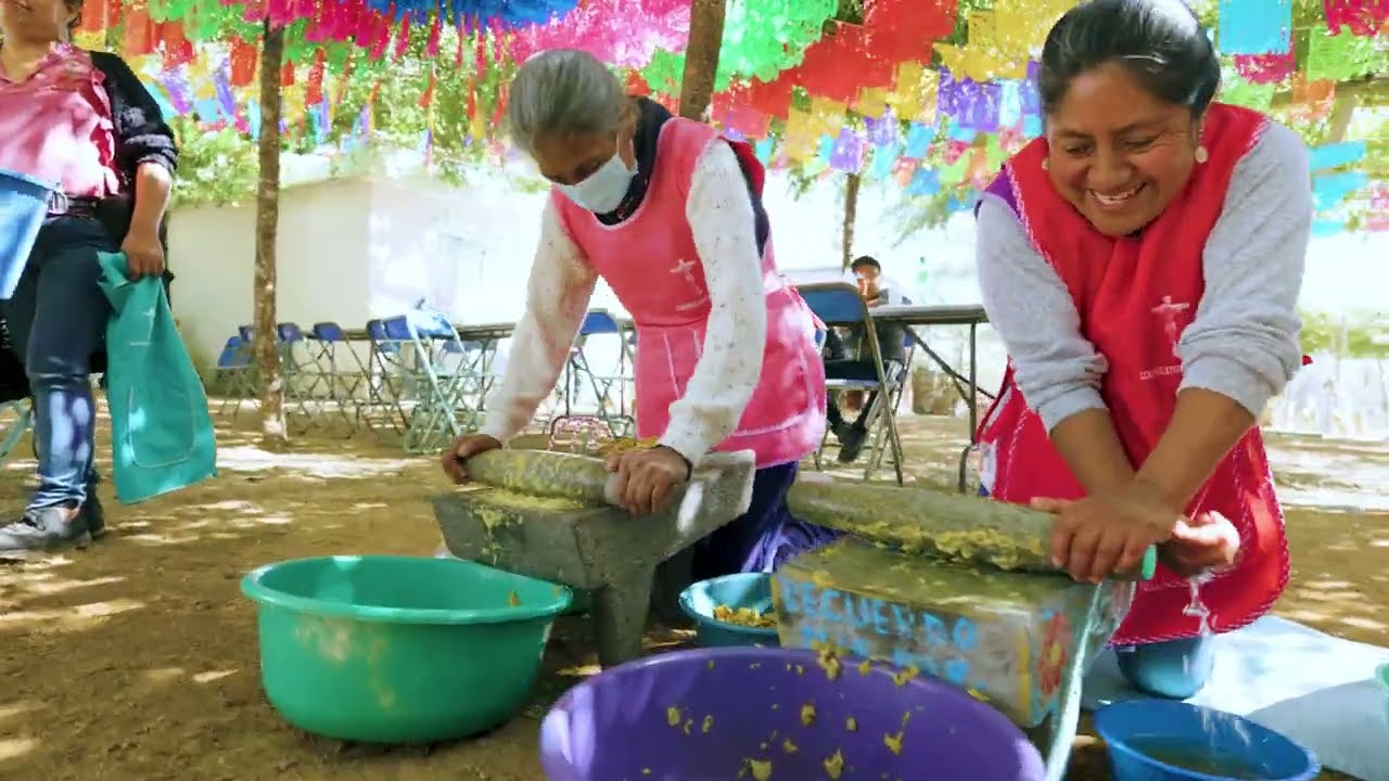 Moliendo la piña para la mayordomía del Dulce nombre de Jesús y señor de Esquipulas 
