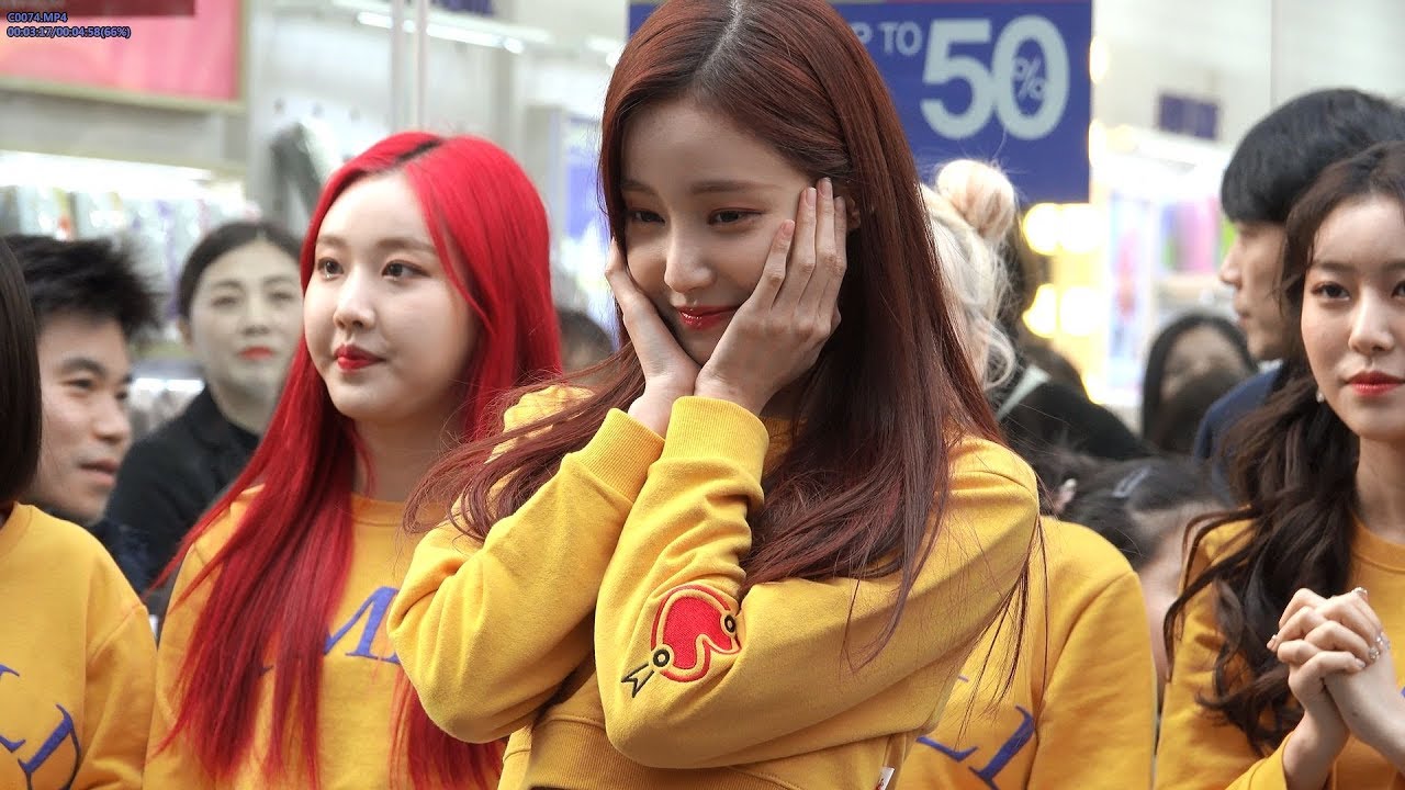 20180121 모모랜드 명동 게릴라 인사(?) 연우 MOMOLAND Yeon Woo