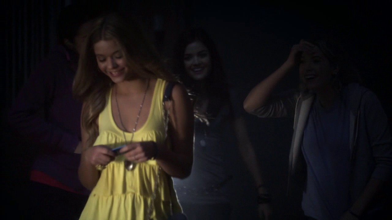 Pretty Little Liars | 1x1 The Party | HD Quality - YouTube