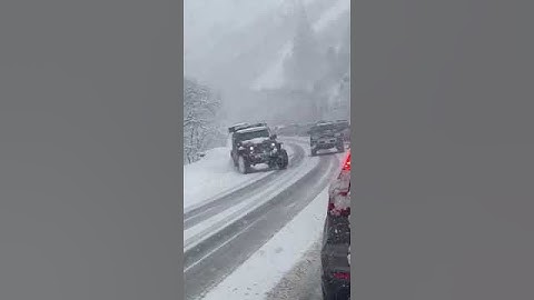 Poor jeep just can’t handle…4Runner makes it look easy… 😳 #4runner #toyota