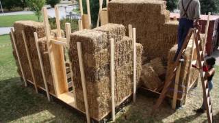 Att bygga ett halmbalshus på 2 1/2 minuter / Building a straw bale house in 2,5 minutes