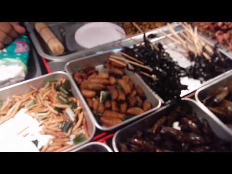 Vidéo: Scorpions, Sauterelles Et Vers: Manger Des Croustillants à Bangkok - Réseau Matador