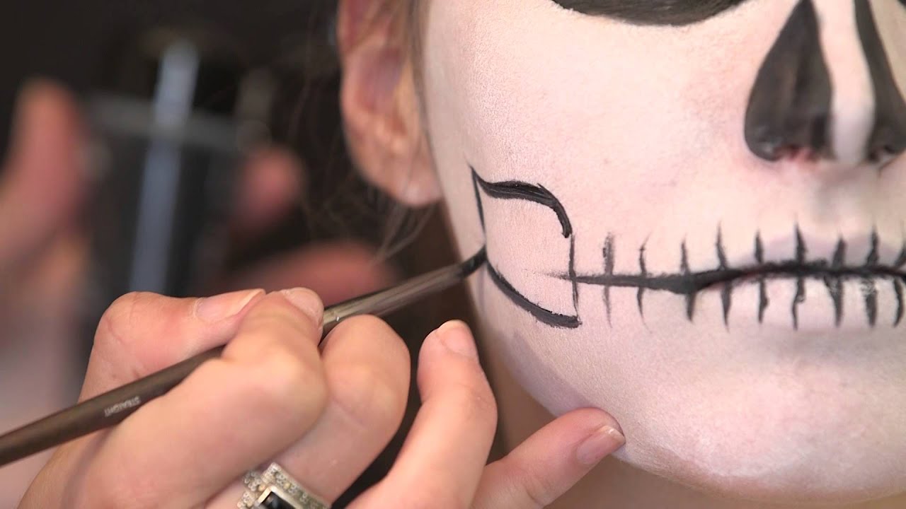 Faire un maquillage de squelette terrifiant pour Halloween