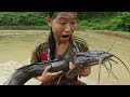 Survival skills - skills Catch giant catfish by hand and Cooking fish recipe - Eating delicious