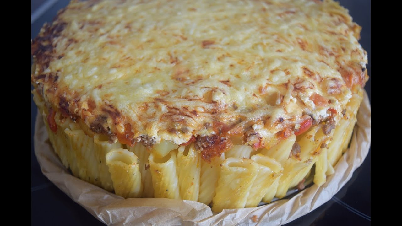 Rigatoni Torte /Hackfleisch-Nudel-Torte überbacken mit geriebener Käse ...