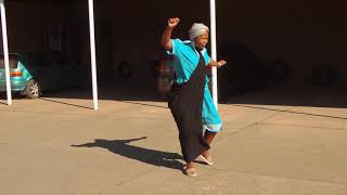 SNOBHOLO SHOWING OFF HER DANCE MOVES