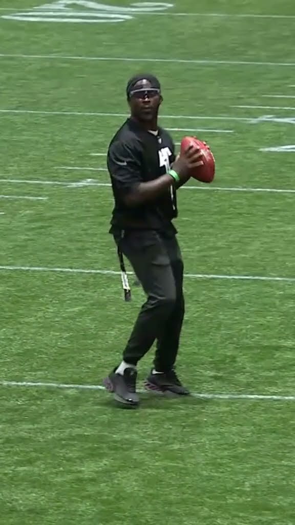 just showing off now ? #michaelvick #flagfootball #nfl #superbowl #SBLIX