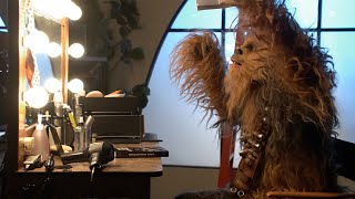 頑張り屋のチェーバッカが鏡に向かって表情の練習や台詞を覚える姿がカワイイ！映画『ハン・ソロ』チューバッカ特別映像
